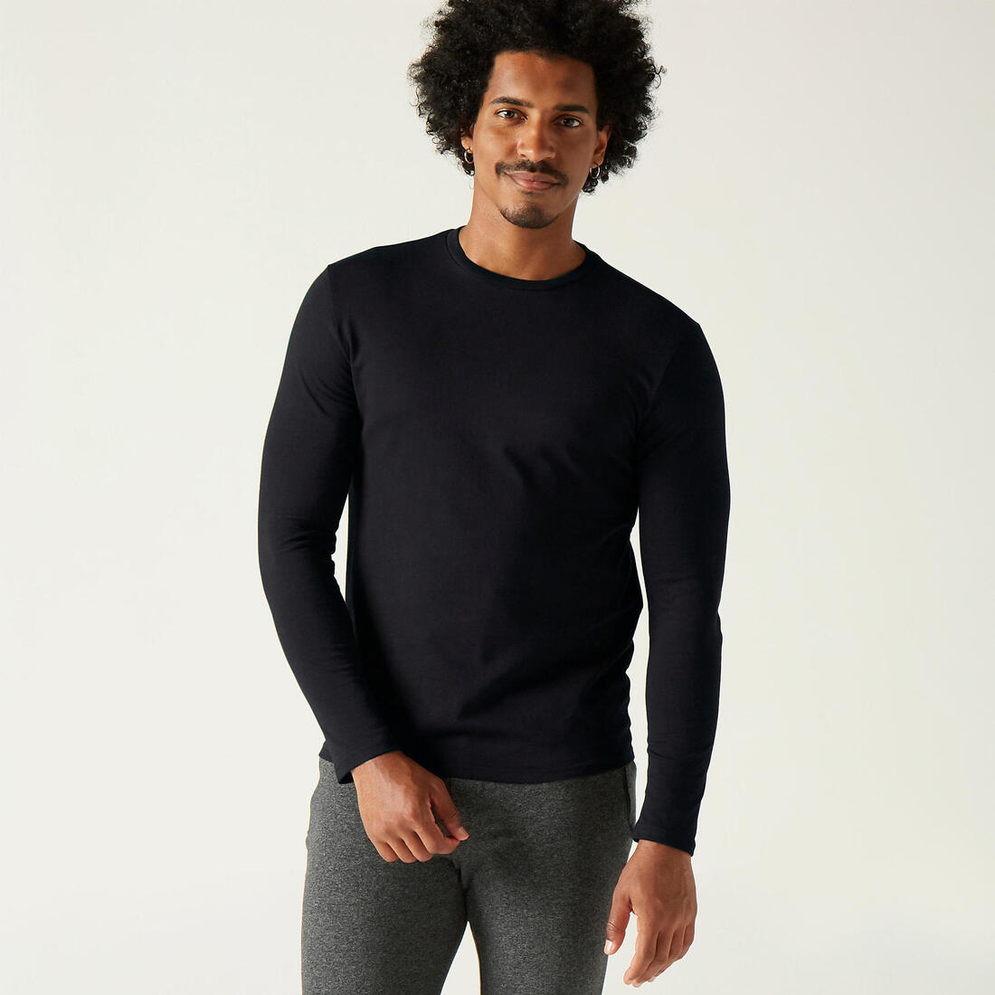 article en promo : T-shirt fitness manches longues slim coton col rond homme
