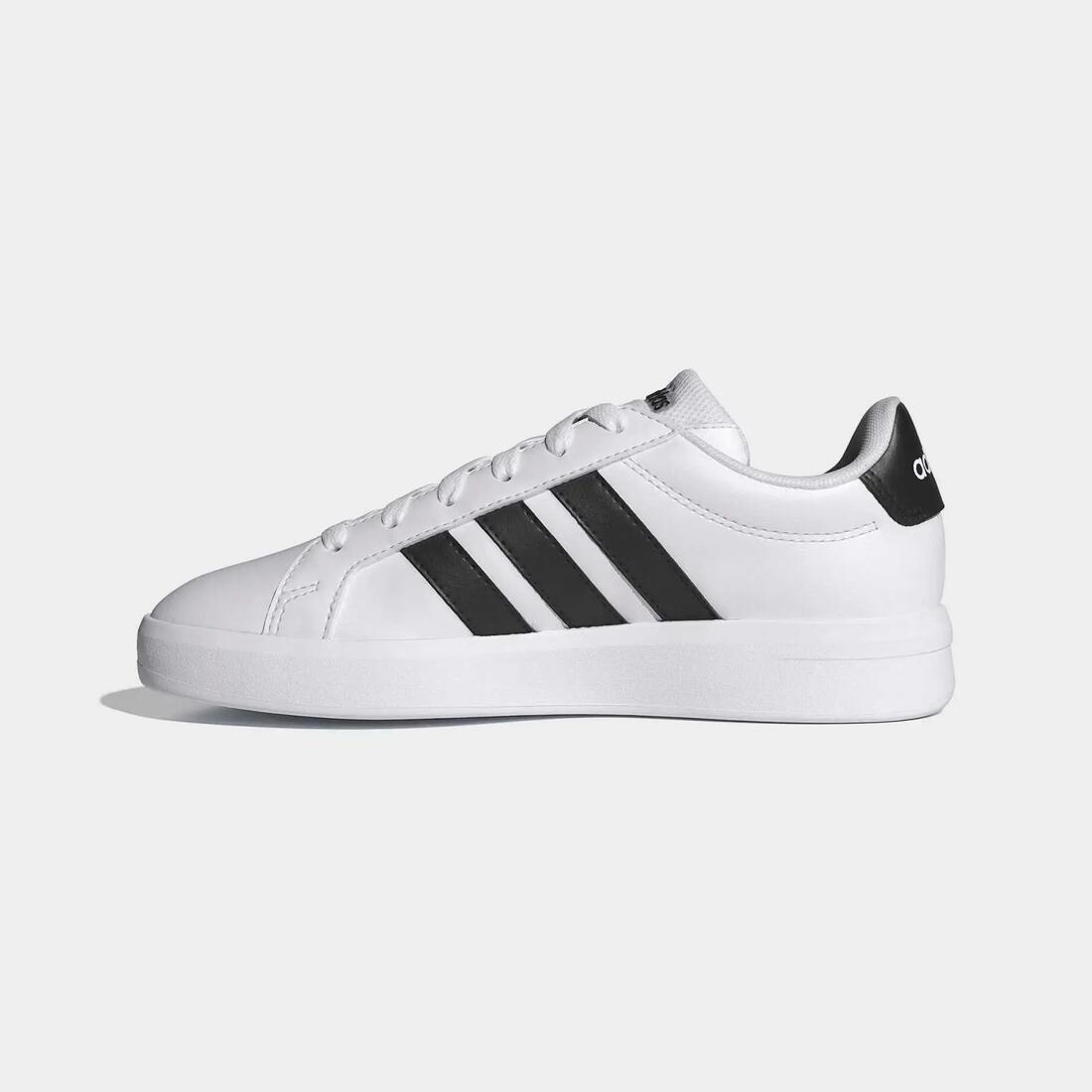 article en promo : Chaussures classiques et résistantes enfant, blanc et noir